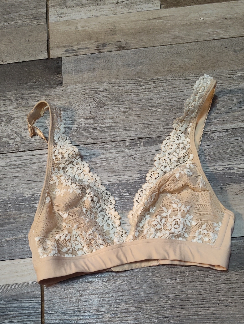 5/$25 SALE Women's Wacoal Size 32A Beige & Ivory Lace Bralette